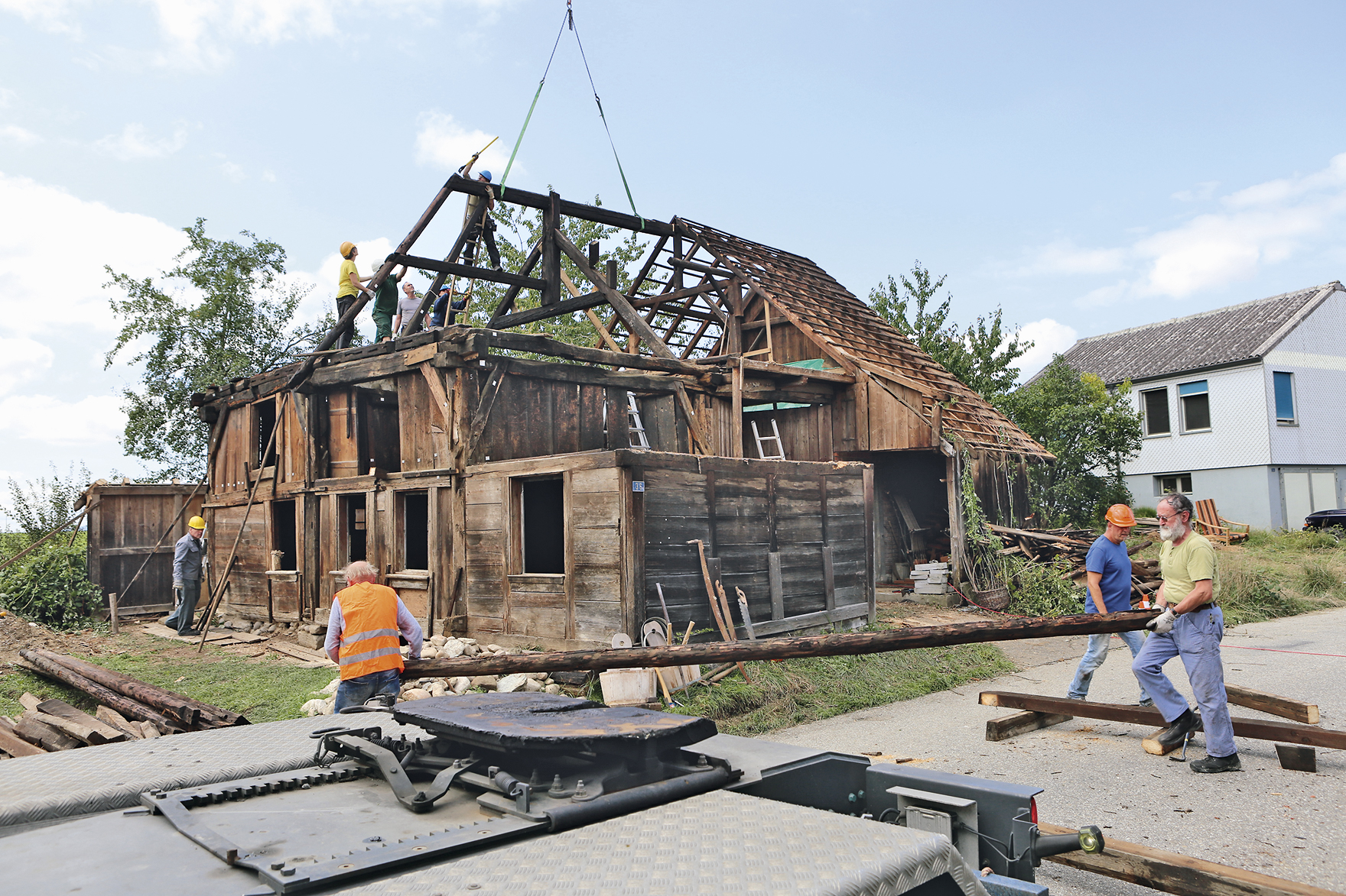 Das Taunerhaus während des fachgerechten Abbaus durch Freiwillige des Vereins abenteuer-zeitreise im August 2019. © Archäologischer Dienst des Kantons Bern, Christophe Gerber